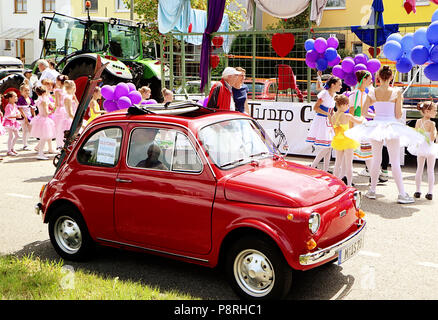 A Garching, Germania-luglio 8, 2018.rosso lucido convertibile vintage Fiat 500 con tetto aperto il pannello in corrispondenza del la tradizionale sfilata per le 47. Cittadino Settimana di García Foto Stock
