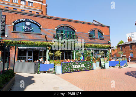 Birmingham, Regno Unito: Giugno 29, 2018: turisti rilassatevi e godetevi i rinfreschi in un ristorante situato sul restaurato Birmingham Canal Sistema. Foto Stock