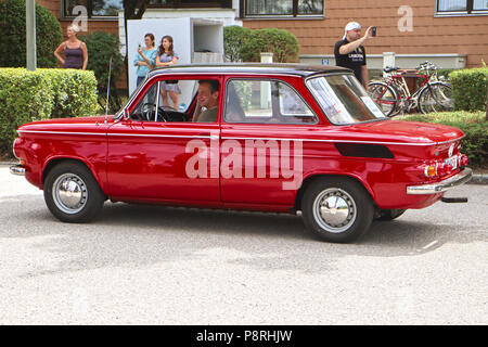 A Garching, Germania-luglio 8, 2018 Classic vintage rosso lucido NSU Prinz inla guida tradizionale sfilata di Garching città universitaria nei pressi di Monaco di Baviera Foto Stock