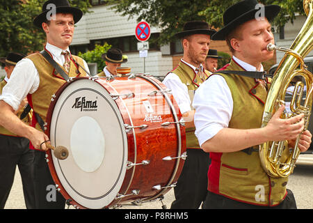A Garching, Germania-luglio 8, 2018. Brass band di musicisti in costume bavarese eseguire con la tuba e il tamburo con la tradizionale sfilata di Garching università t Foto Stock