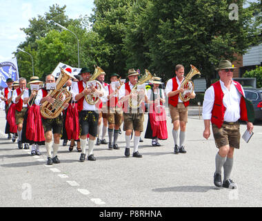 A Garching, Germania-luglio 8, 2018. Brass band di musicisti in costume bavarese eseguire presso la tradizionale sfilata di Garching città universitaria nei pressi di Monaco di Baviera Foto Stock