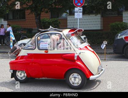 A Garching, Germania-luglio 8, 2018. Auto d'epoca BMW Isetta 300 bicolore rosso e bianco crema con open sun tetto verso la tradizionale sfilata per le 47. Il Citi Foto Stock