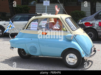 A Garching, Germania-luglio 8, 2018. Auto d'epoca BMW Isetta 300 bicolore blu e bianco crema con open sun tetto verso la tradizionale sfilata per le 47. Cit Foto Stock