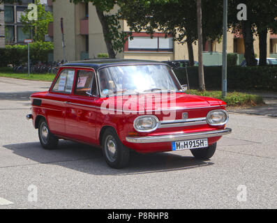 A Garching, Germania-luglio 8, 2018 Classic vintage rosso lucido NSU Prinz inla guida tradizionale sfilata di Garching città universitaria nei pressi di Monaco di Baviera Foto Stock