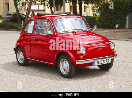 A Garching, Germania-luglio 8, 2018.rosso lucido convertibile vintage Fiat 500 con tetto aperto il pannello in corrispondenza del la tradizionale sfilata per le 47. Cittadino Settimana di García Foto Stock