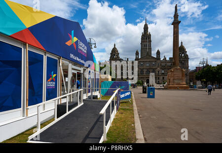 Un negozio con merce per il Campionato Europeo 2018 a Glasgow è stato impostato su George Square in preparazione per l'apertura nel mese di agosto. Foto Stock