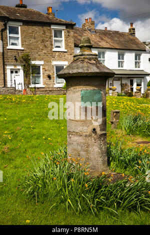 Regno Unito, Inghilterra, Yorkshire, Swaledale, Reeth, Triangolo, 1858 alimentazione idrica pubblica installata da George Robinson di Richmond Foto Stock