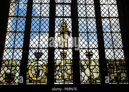 Regno Unito, Inghilterra, Yorkshire, Swaledale, Grinton, St Andrews Chiesa, 'Cattedrale di dale' frammenti medievali di finestra di vetro colorato Foto Stock