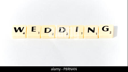 La parola ' MATRIMONIO' è scritto usando lettere scrabble. Impostato su uno sfondo bianco. L'immagine è allineata centralmente Foto Stock