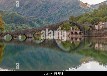 Ponte della Maddalena, ponte del Diavolo, Borgo a Mozzano, Lucca, Toscana, Italia Foto Stock