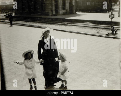 358 Kaiserin Zita verabschiedet gemeinsam mit den beiden Kindern Otto und Adelheid Kaiser Karl I. am Bahnhof Hütteldorf (BildID 15552870) Foto Stock