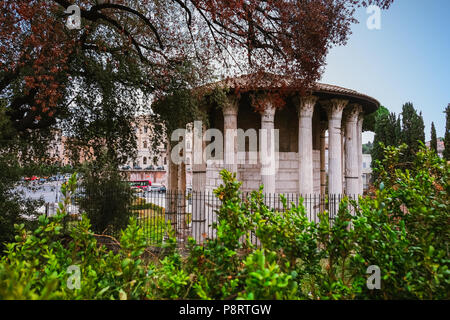 Il Tempio di Ercole Vincitore, un antico edificio situato nella zona del Foro Boario a Roma. Foto Stock