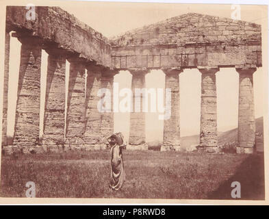 . 309 Gloeden, Wilhelm von (1856-1931) - n. 2501 recto - Tempio di Segesta Foto Stock