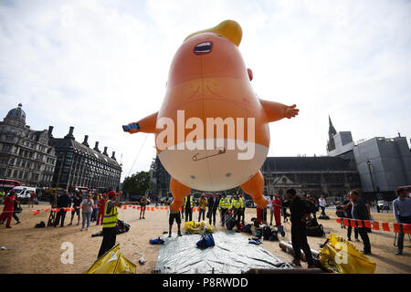 Un "Baby Trump' sorge a palloncino dopo essere gonfiata a Londra in piazza del Parlamento, come parte delle proteste contro la visita del Presidente americano Donald Trump AL REGNO UNITO. Foto Stock