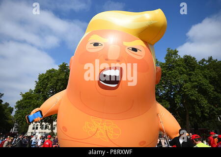 Un "Baby Trump' sorge a palloncino dopo essere gonfiata a Londra in piazza del Parlamento, come parte delle proteste contro la visita del Presidente americano Donald Trump AL REGNO UNITO. Foto Stock