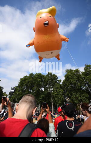 Un "Baby Trump' sorge a palloncino dopo essere gonfiata a Londra in piazza del Parlamento, come parte delle proteste contro la visita del Presidente americano Donald Trump AL REGNO UNITO. Foto Stock