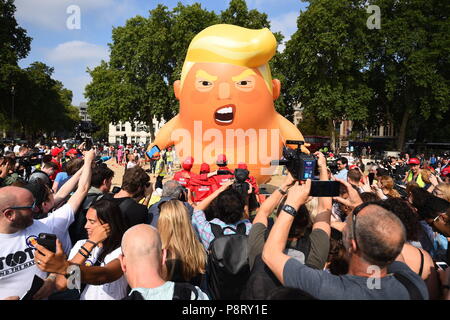 Un "Baby Trump' sorge a palloncino dopo essere gonfiata a Londra in piazza del Parlamento, come parte delle proteste contro la visita del Presidente americano Donald Trump AL REGNO UNITO. Foto Stock