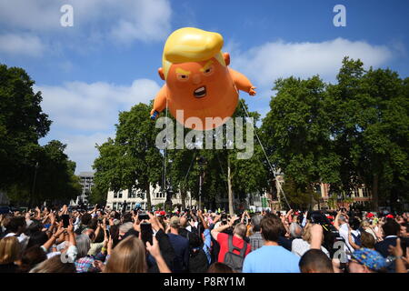 Un "Baby Trump' sorge a palloncino dopo essere gonfiata a Londra in piazza del Parlamento, come parte delle proteste contro la visita del Presidente americano Donald Trump AL REGNO UNITO. Foto Stock