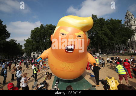 Un "Baby Trump' sorge a palloncino dopo essere gonfiata a Londra in piazza del Parlamento, come parte delle proteste contro la visita del Presidente americano Donald Trump AL REGNO UNITO. Foto Stock