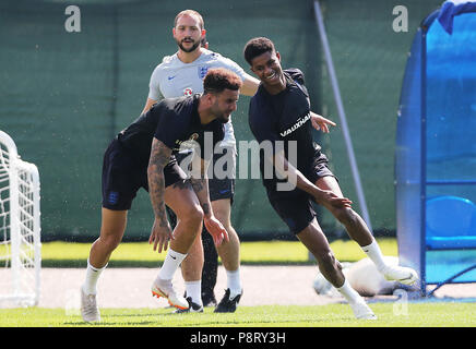 L'Inghilterra del Kyle Walker (sinistra) e Marcus Rashford (a destra) durante la sessione di formazione presso la Spartak Zelenogorsk Stadium. Foto Stock