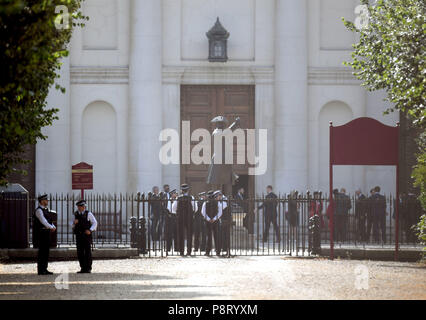 La polizia si raccolgono al di fuori del Royal Hospital Chelsea, Londra, davanti a una visita da noi prima signora Melania Trump. Foto Stock
