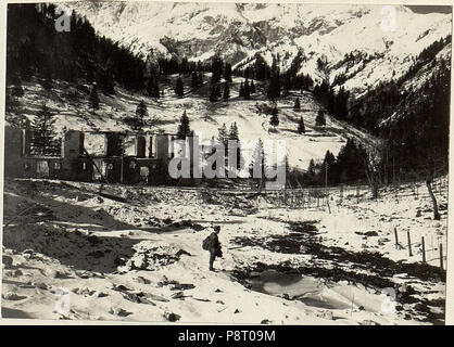 20 28 cm Granattrichter beim Plöckenwirtshaus. (BildID 15465306) Foto Stock