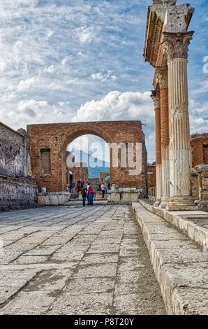 Pompei, Italia - 30 Maggio 2015: gruppo di turisti che visitano la città di Pompei Pompei fu distrutta durante l eruzione del Vulcano Monte Vesuvio sp Foto Stock