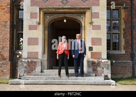 Il presidente statunitense Donald Trump sta con il Primo Ministro Theresa Maggio sulla soglia di casa a Chequers, la sua residenza di campagna nel Buckinghamshire. Foto Stock