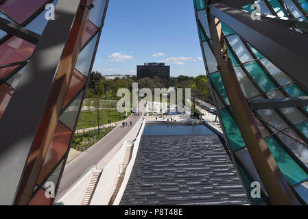 Aprile 18, 2016 - Parigi, Francia: Vista della Fondation Louis Vuitton dopo la costruzione è stata decorata con pannelli colorati progettato dall artista francese Daniel Buren. Vue de la Fondation Louis Vuitton dont le batiment en plein di Bois de Boulogne a ete decoree avec des filtri colores de l'artiste francais Daniel Buren. *** La Francia / NESSUNA VENDITA A MEDIA FRANCESI *** Foto Stock