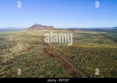 Vista aerea del grande nord autostrada e il Monte Bruce nel paesaggio outback, Karijini National Park, Pilbara, Northwest Australia | Utilizzo di tutto il mondo Foto Stock