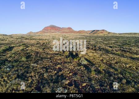 Vista aerea del monte Bruce nel paesaggio outback, Karijini National Park, Pilbara, Northwest Australia | Utilizzo di tutto il mondo Foto Stock