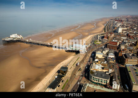 Regno Unito, Inghilterra, Lancashire, Blackpool, Promenade, vista in elevazione al molo nord e la costa dalla cima della Torre di Blackpool Foto Stock