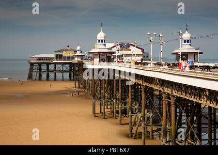 Regno Unito, Inghilterra, Lancashire, Blackpool, North Pier dalla Promenade Foto Stock