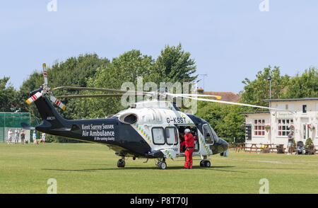 Pilota con casco preparando a bordo di una Helimed Air Ambulance elicotteri (G-KSST) frequentando un incidente in Inghilterra, Regno Unito. AgustaWestland AW169. Foto Stock