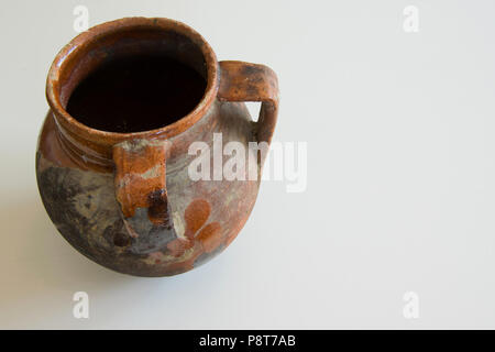 Antico fatto a mano vaso in ceramica con due maniglie su sfondo bianco, utilizzato per portare acqua o vino Foto Stock