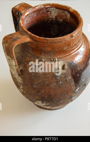 Antico fatto a mano vaso in ceramica con due maniglie su sfondo bianco, utilizzato per portare acqua o vino Foto Stock