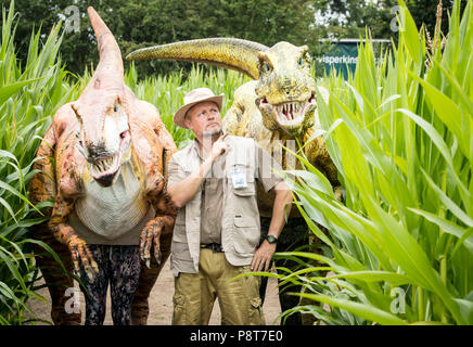 Agricoltore Tom Pearcy nel suo labirinto che forma un Jurassic scena in cinque acri di campo di piante di mais a York Maze per il XXV anniversario di Jurassic Park. Foto Stock