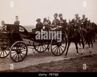 [Collezione Jules Beau. Photographie sportive] : T. 14. Année 1901 / Jules Beau : F. 44. Tzar à la Revue de Bétheny ; ébarbeuse de pavés de bois; 12 19 septembre 1901, Revue de Bétheny près de Reims, par le tsar Nicolas II et la Tsarine Alexandra Foto Stock