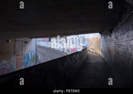 Sottopassaggio a Perugia, Umbria, Italia, con pitture murali Foto Stock