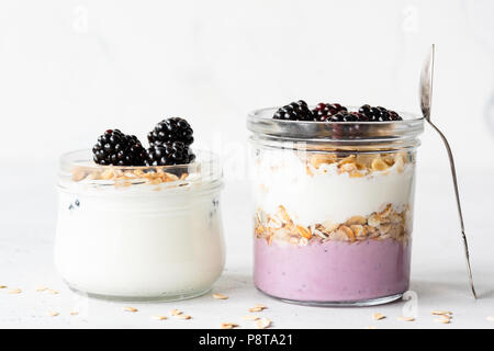 Parfait di colazione, per una notte di avena e yogurt greco in un vaso. Concetto di mangiare sano, dieta e cibo vegetariano e gustosa prima colazione Foto Stock