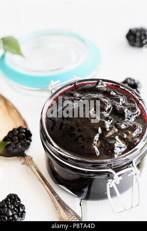 In casa blackberry conserva in un vetro di conserve weck vaso con coperchio fissato. Messa a fuoco selettiva su jam. Foto Stock