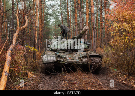 Vera battaglia serbatoi dissimulata in trincee Donbass Ucraina Foto Stock