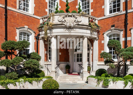 Porta di ingresso per l'Indiano di proprietà a cinque stelle LaLiT hotel a Londra in Inghilterra nell'ex St Olave School. Topiaria da, cloud-alberi sfoltiti, box sfere. Foto Stock