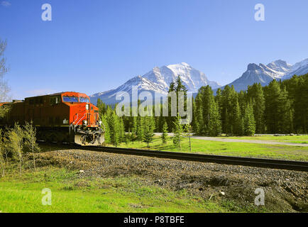 Treno merci si avvicina al Lago Louise Station nel Canadian Rockies. Foto Stock