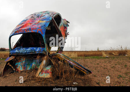 Uno dei cinque Volkswagen coleotteri che compongono Vw Bug Slug Ranch nel percorso 66 città di Conway, Texas. È una parodia del Cadillac Ranch vicino a Amarillo. Foto Stock