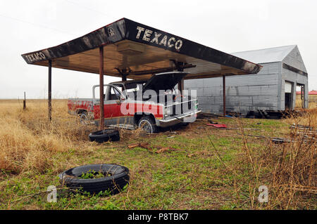 Un abbandonato Texaco gas station baldacchino copre un vecchio camioncino nel percorso 66 città di Conway, Texas. Il Panhandle Town si trova a est di Amarillo. Foto Stock