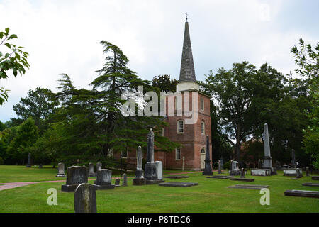 Costruzione di San Paolo Chiesa Episcopale in Edenton NC iniziato nel 1736 mentre la chiesa del cimitero risale al 1722. Foto Stock