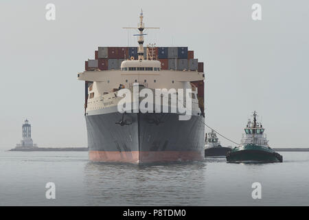 Il Pasha Vintage HAWAII (ex orizzonte linee), contenitore di nave, ORIZZONTE RELIENCE, immettendo il Los Angeles canale principale al gate degli angeli faro Foto Stock