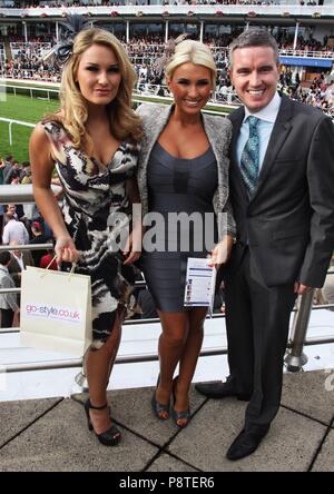 Chester, Regno Unito Sam e Billie Faiers frequentare Chester Races Ladies giorno di credito Ian Fairbrother/Alamy Stock Foto Foto Stock