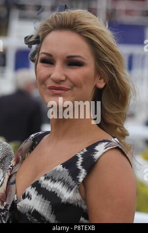 Chester, Regno Unito Sam e Billie Faiers frequentare Chester Races Ladies giorno di credito Ian Fairbrother/Alamy Stock Foto Foto Stock